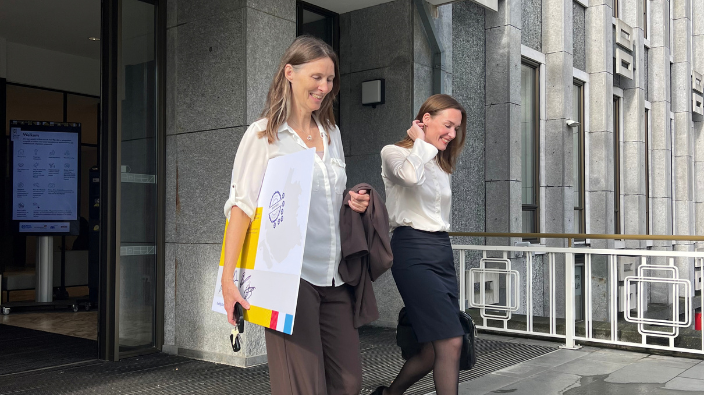 Maria van Petegem en Annemiek Haneveld lopen met de cheque van de MKB-Deal AI Werklab