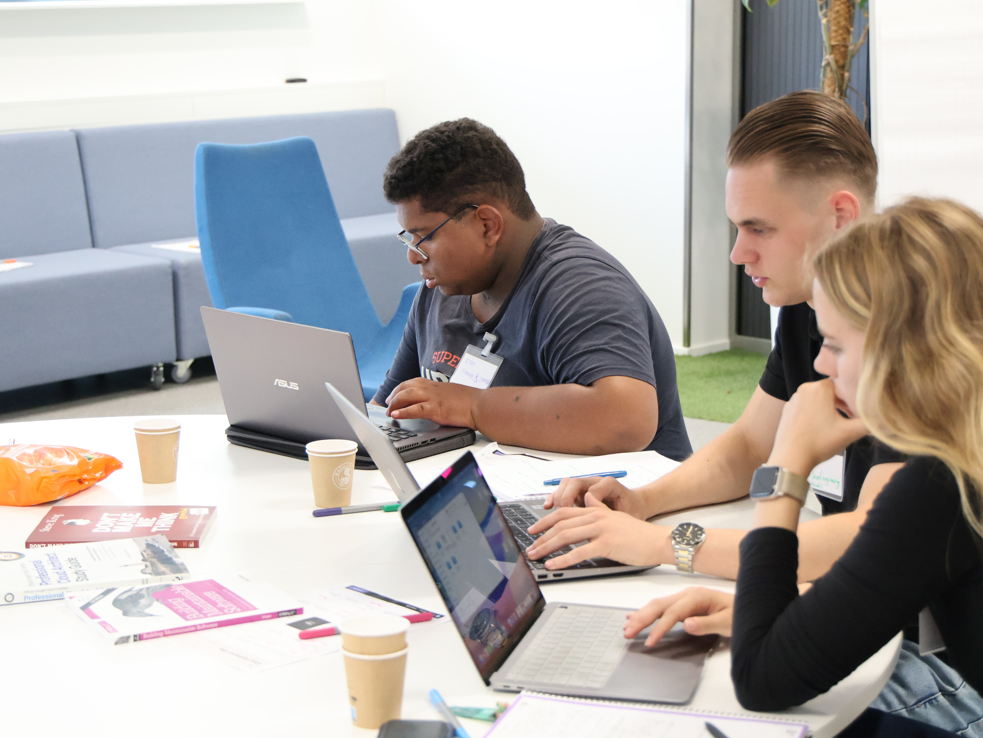 Studententeam aan het werk aan een AI-vraag
